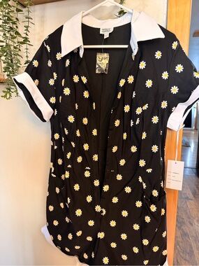 Unique Vintage Black Top with White Collar